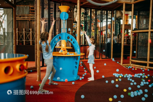 儿童游戏中心兴奋的孩子在室内游乐场玩